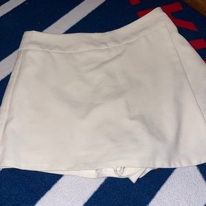 Cream colored skort, very cute on. Fits very nicely, very chic and professional.